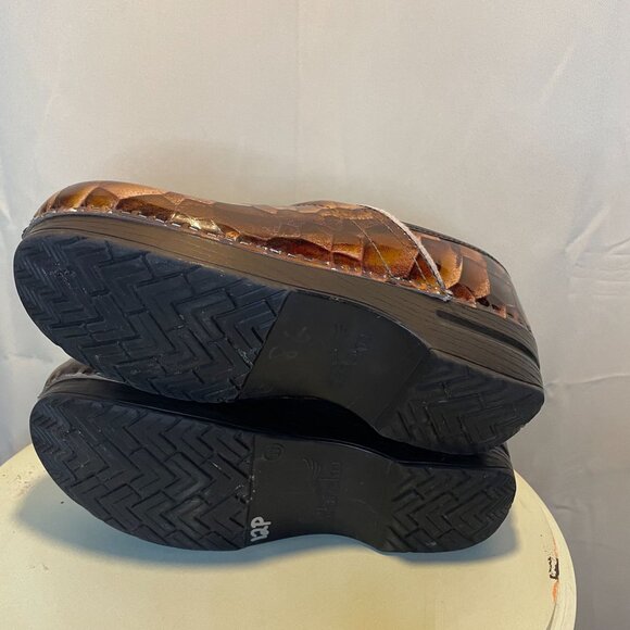 Dansko Women's Leather clogs 38 Brown Honeycomb Pattern professional nonslip - Picture 5 of 6